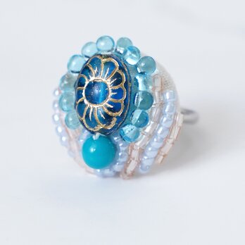 おしゃべりな指輪13　フリーサイズ　ビーズ刺繍のリング　フラワー　ブルー　ホワイト　カラフル　マルチカラー　クリアの画像