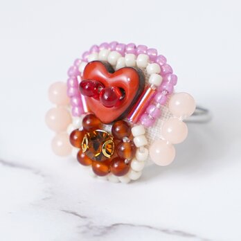 おしゃべりな指輪14　フリーサイズ　ビーズ刺繍のリング　ハート　レッド　ピンク　カラフル　マルチカラーの画像