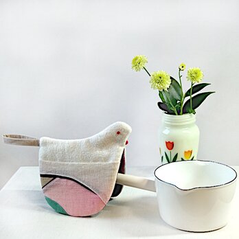 ほっこりするリメイク鳥さんオーブンミット(春をイメージした染色生地の優しい鳥さん鍋つかみ)の画像