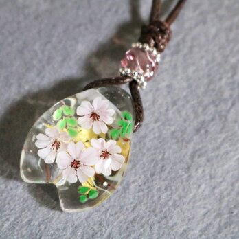 ☆オフシーズンSALE☆桜のとんぼ玉　桜の花びら形ガラスペンダント　金箔入りの画像