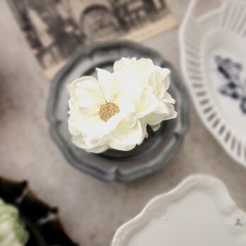 花びらのポニーフック ■ ライラックのふんわりシルエット ■ ホワイトの画像