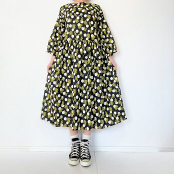 ミモザと水玉柄＊ナチュラルコットンワンピース＊綿100％＊七分袖＊花柄　ドット　水玉模様＊ゆったりフリーサイズ＊ブラックの画像