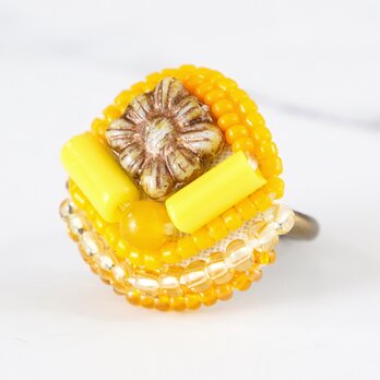 おしゃべりな指輪27　フリーサイズ　ビーズ刺繍のリング　フラワー　オレンジ　イエロー　カラフル　ビタミンカラーの画像