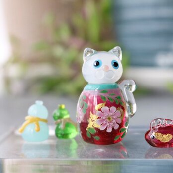 とんぼ玉招き猫　ガラスの招き猫(ガーベラ）の画像