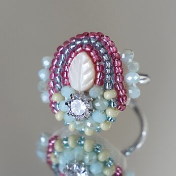 おしゃべりな指輪34　フリーサイズ　ビーズ刺繍のリング　リーフ　ビジュー　ピンク　ブルー　カラフル　マルチカラーの画像