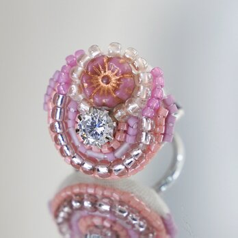 おしゃべりな指輪35　フリーサイズ　ビーズ刺繍のリング　フラワー　ビジュー　ピンク　カラフル　マルチカラーの画像