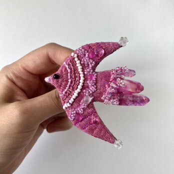 " natural color "草木染め糸と鉱石と纏う鳥さん 草木染め糸を使った刺繍の鳥ブローチの画像
