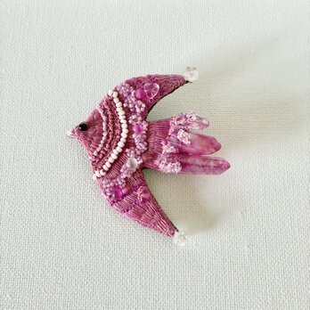 " natural color "草木染め糸と鉱石と纏う鳥さん 草木染め糸を使った刺繍の鳥ブローチ