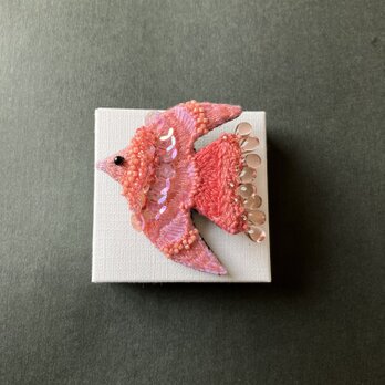 "coral pink bird"刺繍鳥ブローチの画像