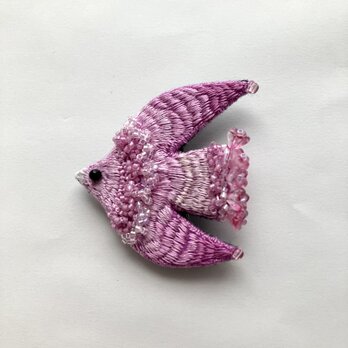 絹糸を使った "春をつむぐ鳥sakura iro bird"刺繍鳥ブローチの画像