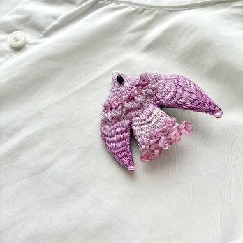 絹糸を使った "春をつむぐ鳥sakura iro bird"刺繍鳥ブローチの画像