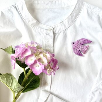 絹糸を使った "春をつむぐ鳥sakura iro bird"刺繍鳥ブローチの画像