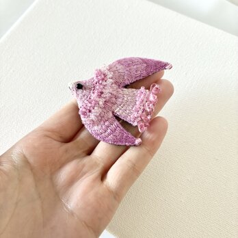 絹糸を使った "春をつむぐ鳥sakura iro bird"刺繍鳥ブローチ
