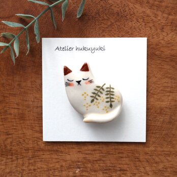 陶器で作った花ネコのブローチ  ( ミモザ )の画像