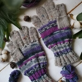 紫の花の海〜オパール毛糸のスマホ対応５本指手袋の画像