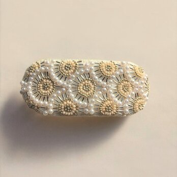 特小＆竹ビーズの丸模様刺繍バレッタ（白×パール）の画像