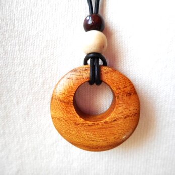 木のネックレス　けやきのロングネックレス　リング型　本革丸コードの画像