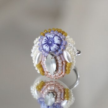 おしゃべりな指輪40　フリーサイズ　ビーズ刺繍のリング　フラワー　ホワイト　パープル　イエロー　カラフル　マルチカラーの画像