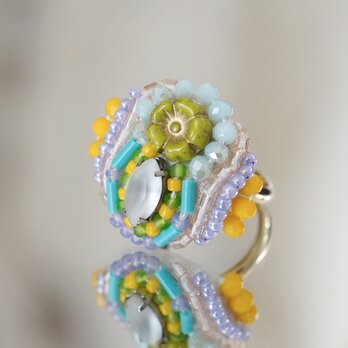 おしゃべりな指輪47　フリーサイズ　ビーズ刺繍のリング　フラワー　ビジュー　グリーン　ブルー　カラフル　マルチカラーの画像