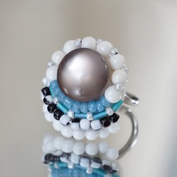 おしゃべりな指輪55　フリーサイズ　ビーズ刺繍のリング　まる　グレー　ホワイト　マルチカラーの画像