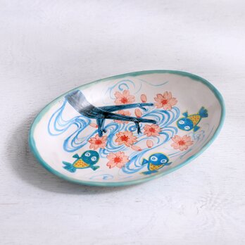 桜と金魚絵のオーバルプレート（ブルー）の画像
