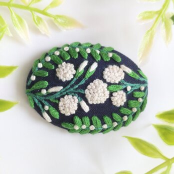 草花の刺繍ブローチの画像