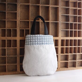 手刺繍し×リネンラウンドバッグ【グレー】の画像