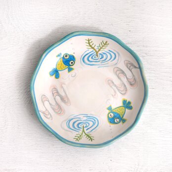 青い金魚と流水紋様の色絵菊皿の画像