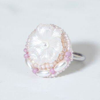 おしゃべりな指輪57　フリーサイズ　ビーズ刺繍のリング　フラワー　ホワイト　ピンクの画像