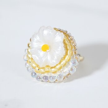 おしゃべりな指輪　65　フリーサイズ　ビーズ刺繍のリング　フラワー　ホワイト　イエロー　マルチカラーの画像