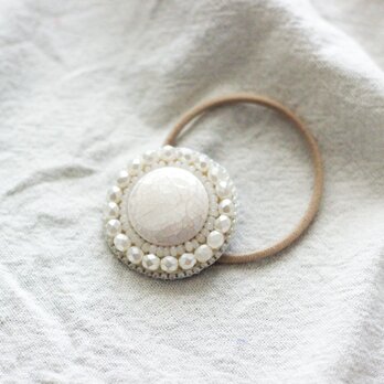 ビーズ刺繍ヘアゴム button×whiteの画像