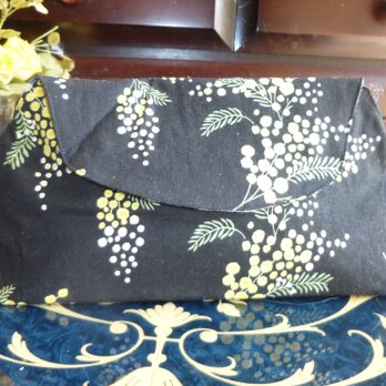 黒地にミモザの花柄のぷっくりした巾広ポーチ（送料無料）の画像