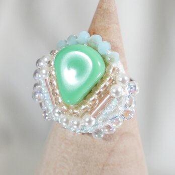 おしゃべりな指輪　66　フリーサイズ　ビーズ刺繍のリング　グリーン　マルチカラー　クリアの画像