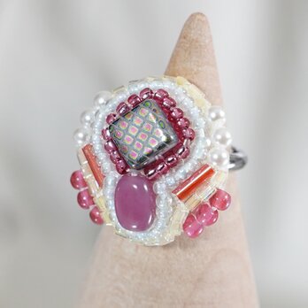 おしゃべりな指輪73　フリーサイズ　ビーズ刺繍のリング　ピンク　スクエア　マルチカラーの画像