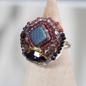 おしゃべりな指輪　76　フリーサイズ　ビーズ刺繍のリング　グレー　バーガンディ　ダークの画像