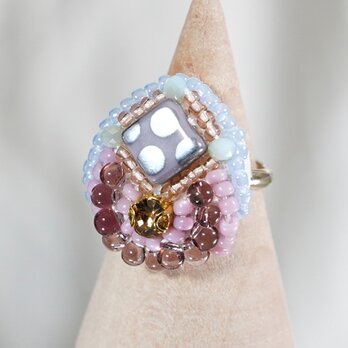 おしゃべりな指輪　84　フリーサイズ　ビーズ刺繍のリング　パープル　ピンク　ドットの画像