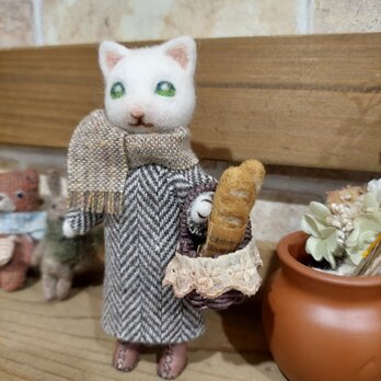 【nekokoro様専用です】フランスパン入りかごを持った白猫さん（羊毛フェルト）の画像