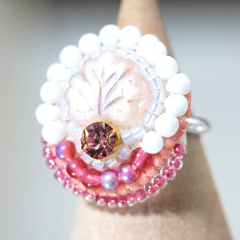 おしゃべりな指輪87 フリーサイズ　ビーズ刺繍のリング　白　ピンクの画像
