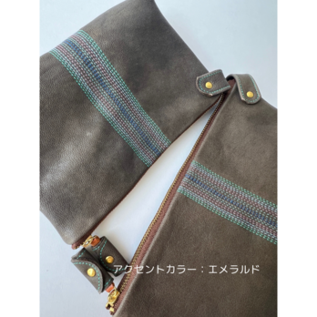 M-size刺繍ポーチ『BLUEステッチ』チャコール×エメラルド（ヤギ革）の画像
