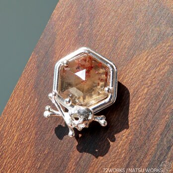 ガーネットinクォーツ ブローチ / Garnet in Quartz Skull Broochの画像