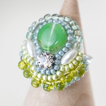 おゃべりな指輪102 フリーサイズ　ビーズ刺繍のリング　グリーン　ビジュー　おおぶりリングの画像