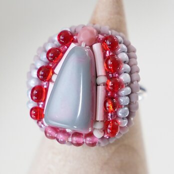 おゃべりな指輪103 フリーサイズ　ビーズ刺繍のリング　グレー　おおぶりリング　個性的の画像