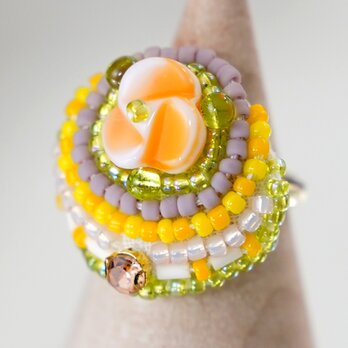 おゃべりな指輪104 フリーサイズ　ビーズ刺繍のリング　オレンジ　おおぶりリング　ビタミンカラーの画像