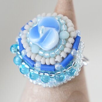 おゃべりな指輪105 フリーサイズ　ビーズ刺繍のリング　ブルー　おおぶりリング　ビタミンカラーの画像