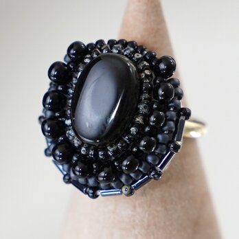 おゃべりな指輪106 フリーサイズ　ビーズ刺繍のリング　ブラック　おおぶりリング　ダークの画像