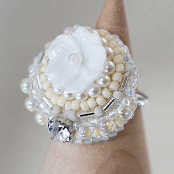 おゃべりな指輪107 フリーサイズ　ビーズ刺繍のリング　フラワー　ホワイト　ビジュー　おおぶりリングの画像