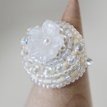 おゃべりな指輪108 フリーサイズ　ビーズ刺繍のリング　フラワー　ホワイト　おおぶりリングの画像