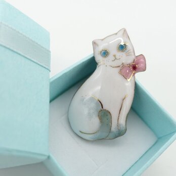 ねこ（リボンの白猫）の七宝焼ピンブローチ（ピンバッジ）【受注制作】の画像