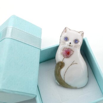ねこ（バラと白猫）の七宝焼ピンブローチ（ピンバッジ）【受注制作】の画像
