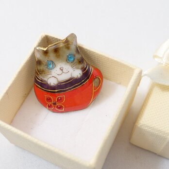 ねこ（ティーカップ猫）の七宝焼ピンブローチ（ピンバッジ）【受注制作】の画像